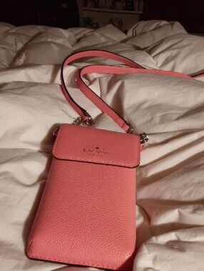 NWOT kate spade Coral Pebbled Leather Crossbody Phone Bag Wallet Chain Strap